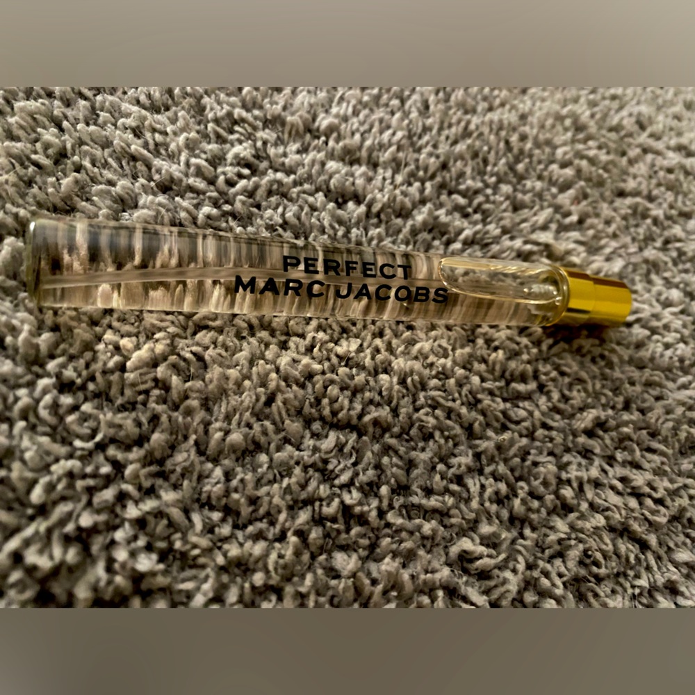 Marc Jacobs Perfect travel size perfume; never been used; no packaging